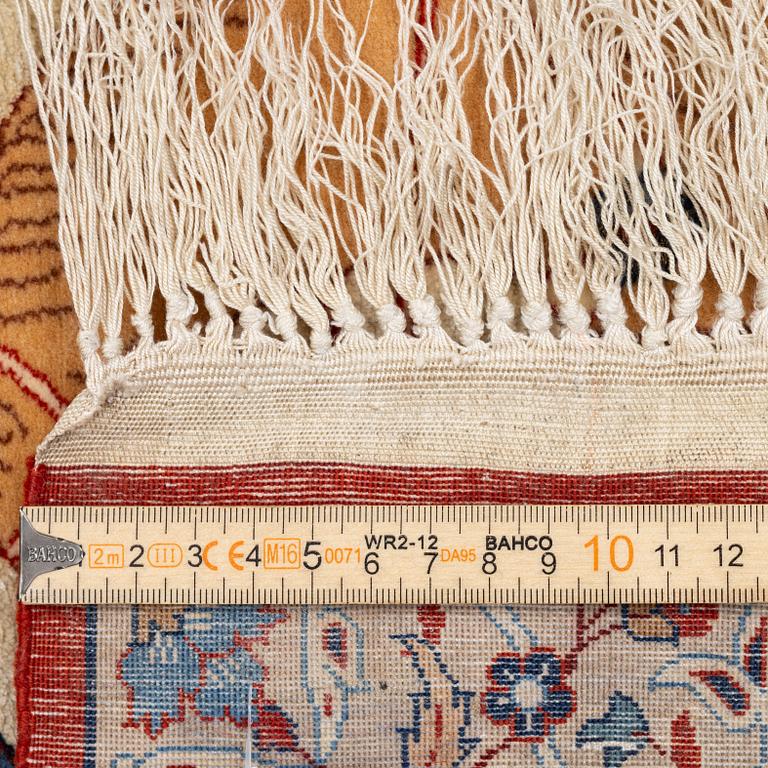 A semi-antique rug, Central Persia, signed (Hosien) Seirafian, c. 166 x 117 cm.