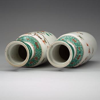 VASER, ett par, porslin. Qingdynastin, 1800-tal.