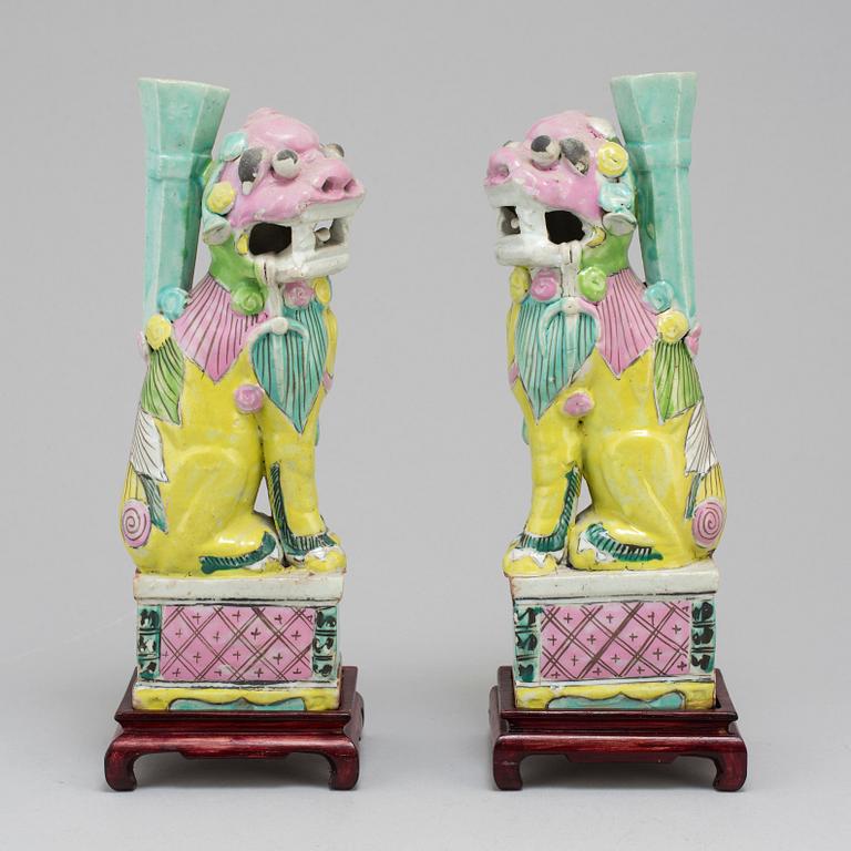 A pair of famille rose candle holders/censers, Qing dynasty, 19th Century.