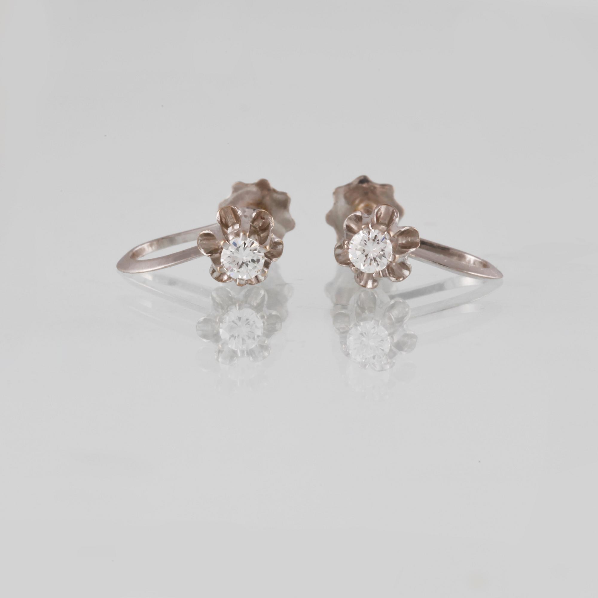 ÖRHÄNGEN, 18K vitguld, med briljantslipad diamanter, 0.40 ct, Opifors, Falköping. Vikt 1.9 g.