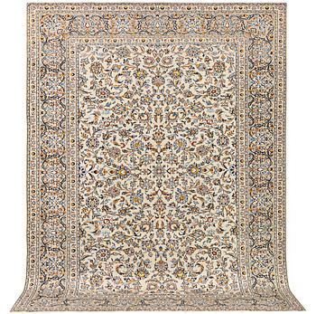 A Kashan carpet, c. 337 x 245 cm.