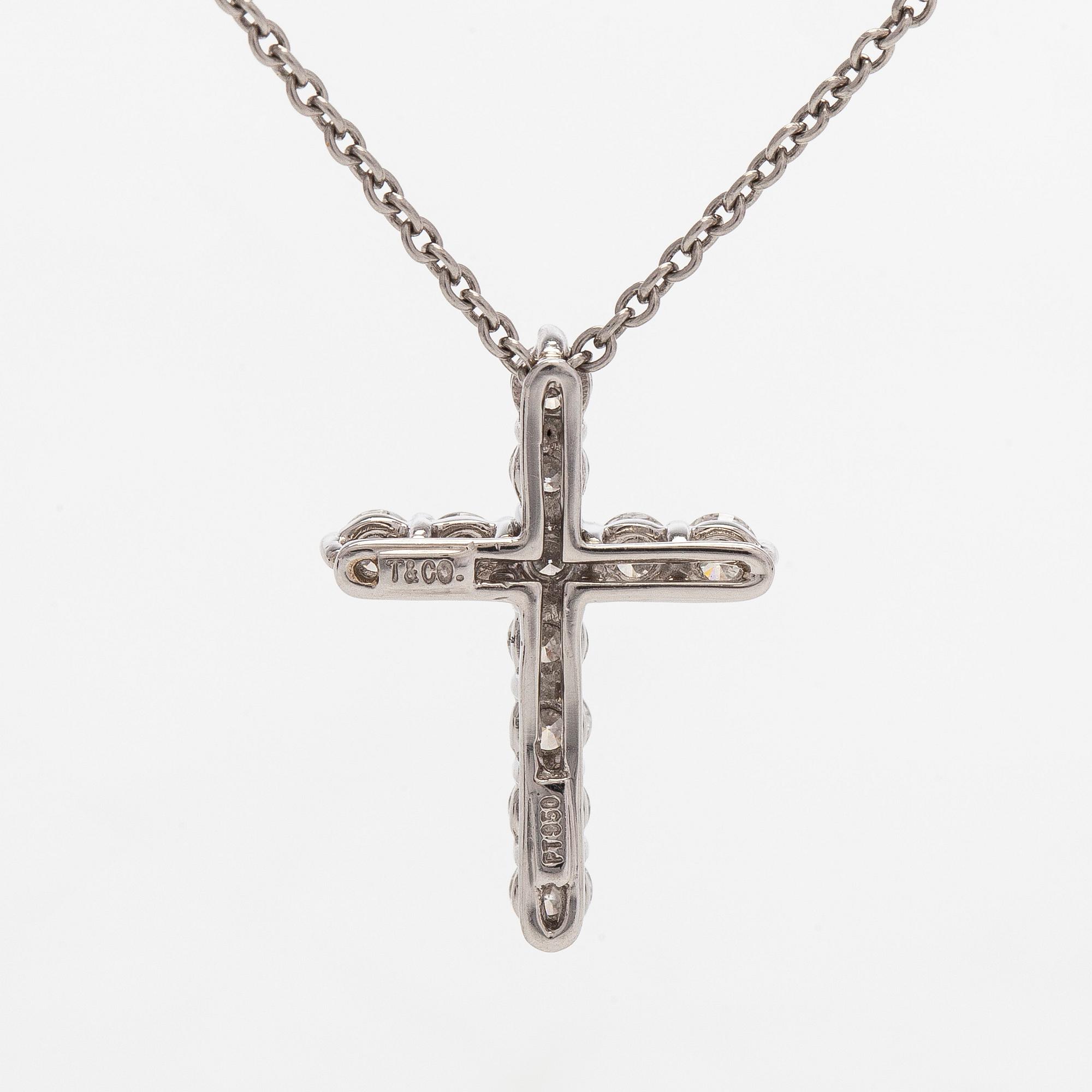 Tiffany & Co, halsband, kors, platina och briljantslipade diamanter.