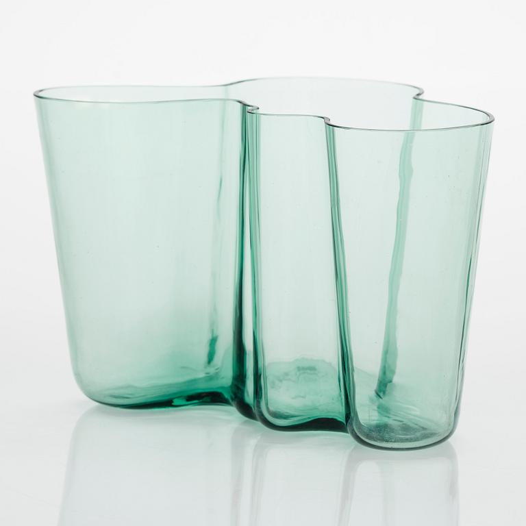 Alvar Aalto, A '9750' vase Karhula Glassworks in production 1937-1949.