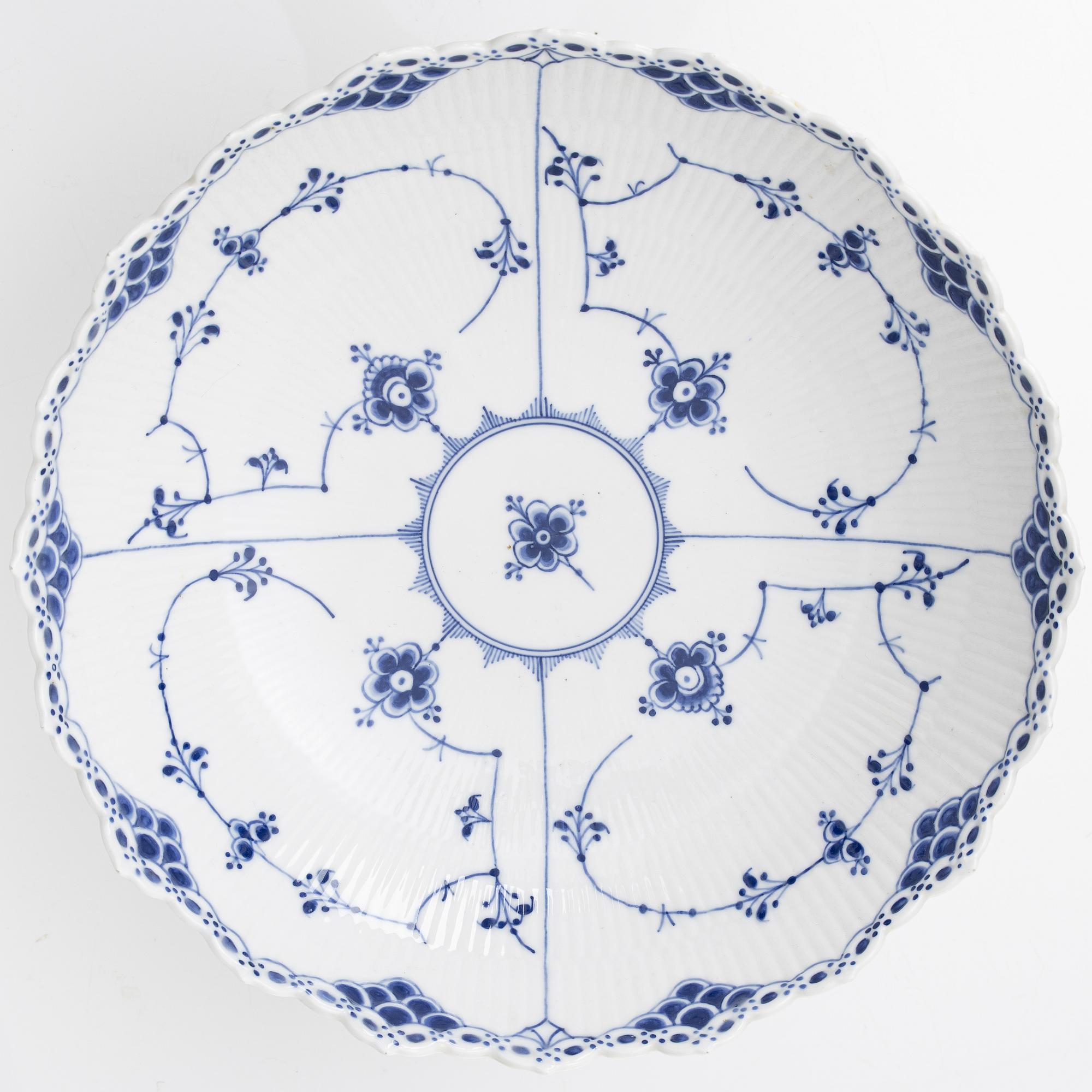 Royal Copenhagen, Skålfat på fot och vas, porslin, "Musselmalet halvblond" resp "Musselmalet helblond", modell 634 och 1043, 1889-1922.