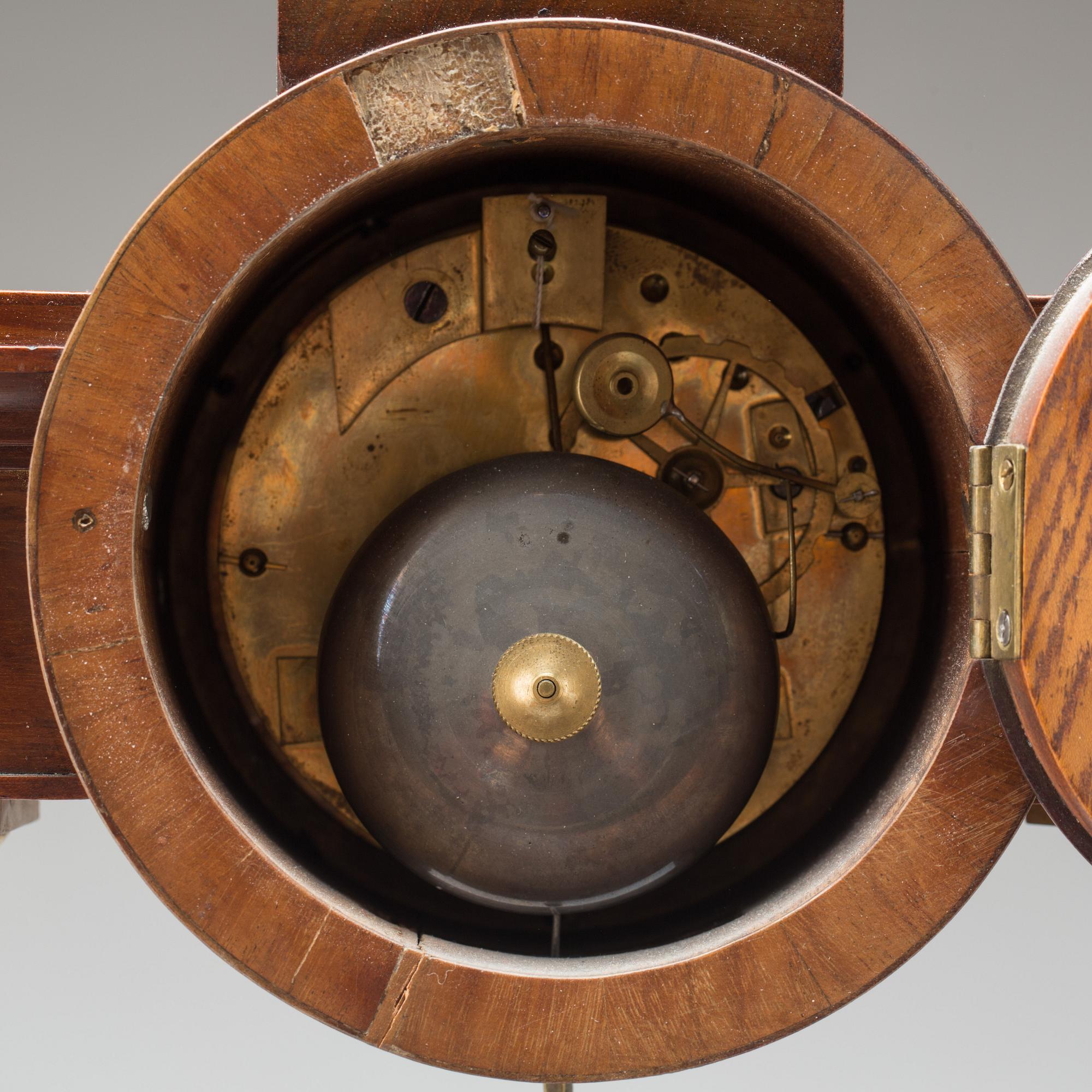 BORDSPENDYL. Urtavla märkt "Kristensen? Kiobenhavn". Empire,1800-talets första del.