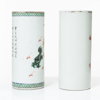 Penselvaser, två st, porslin. Kina, tidigt 1900-tal.