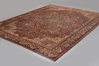 A carpet, antique Sarouk, ca 421-428 x 316-324,5 cm.