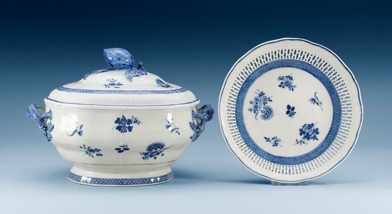 A blue and white tureen with cover and a dish, Qing dynasty, Qianlong (1736-95).
