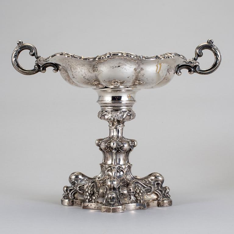 TAZZA, silver, William Lyon, Göteborg, 1856. Vikt ca 620 gram.