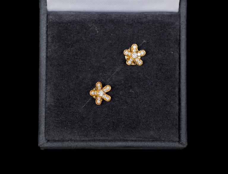 ÖRHÄNGEN, ett par, 18 k guld med diamanter, totalt ca 0,40 ct. Christian Dior. Vikt ca 2,5 g.
