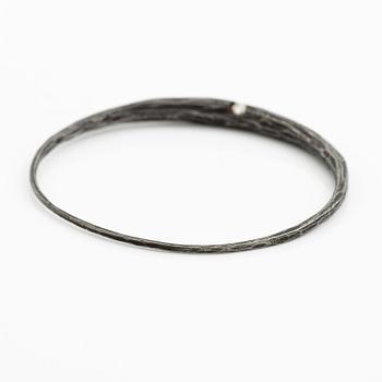 PA Lundahl-Terrs, a necklace and a bracelet, iron and round brilliant-cut diamonds.