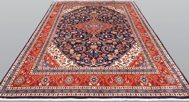 A Hamadan carpet, ca 330 x 220 cm.