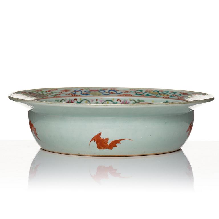 A large famille rose basin, Qing dynasty, 19th Century.