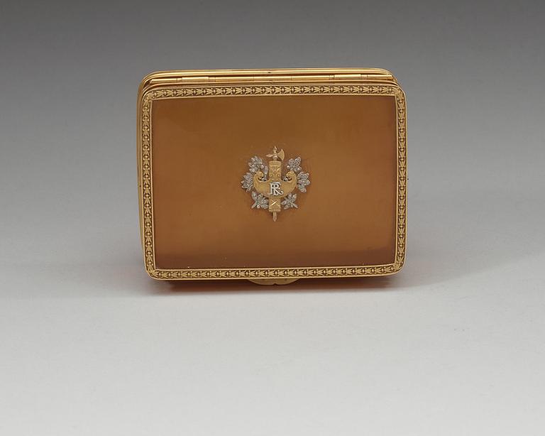 A French early 20th century gold and tortoiseshell box.