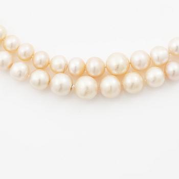 Collier odlade pärlor lås 18K vitguld med en cabochonslipad smaragd och runda briljantslipade diamanter.