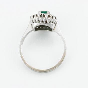 Ring, 18K vitguld med smaragd samt briljantslipade diamanter.