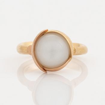 Charlotte Lynggaard, Ole Lynggaard, ring 18K gold with moonstone, model Lotus 2.