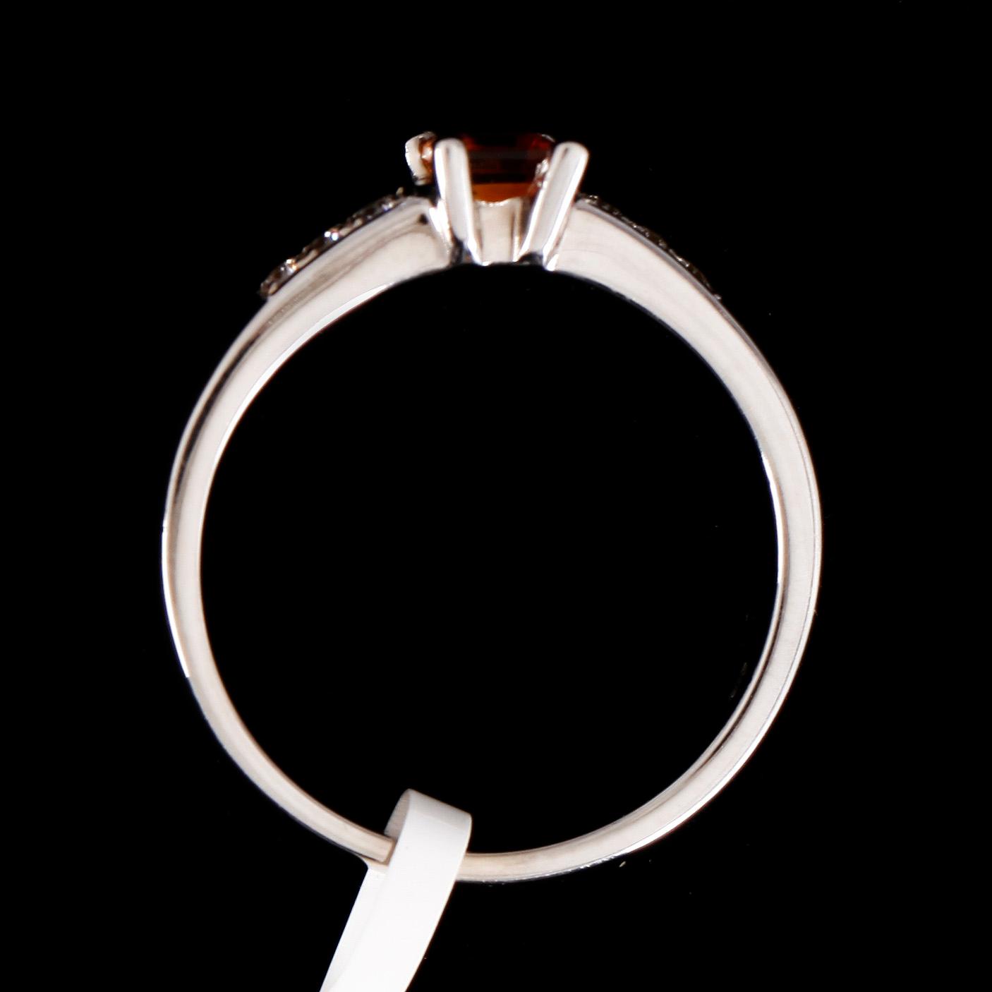 RING, 14k vitguld, centralt citrin ca 0,30ct samt 6 st briljantslipade diamanter tot ca 0,10ct. Vikt ca 3,55 gram.
