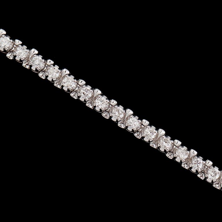 ARMBAND, 14 k vitguld, briljantslipade diamanter tot 1.89 ct.