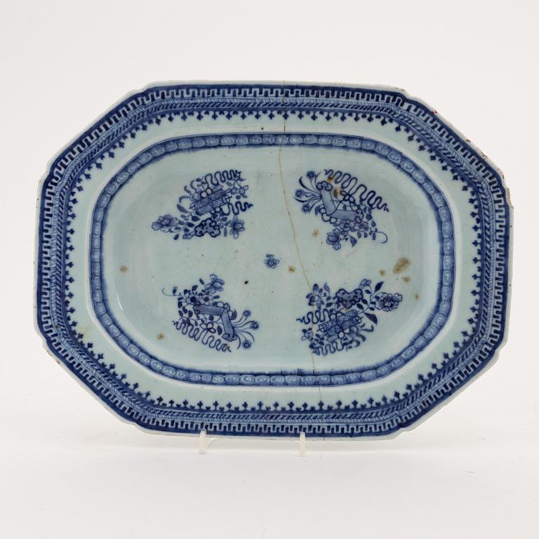 Terrinfat samt vas, kompaniporslin. Kina, Qingdynastin, Qianlong (1736-95).