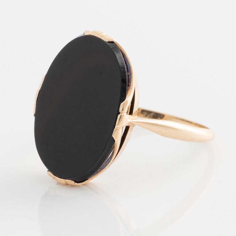 Oskar Lindroos, ring, 14K guld med onyx.