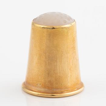 Fingerborg, 18K guld med vit sten.