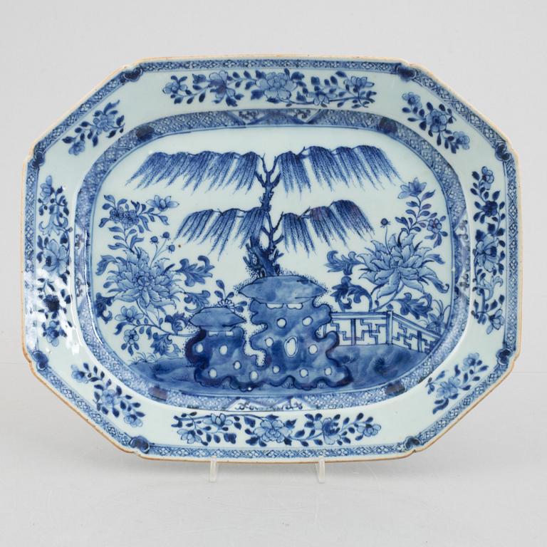 A blue and white dish, Qing dynasty, Qianlong (1736-95).