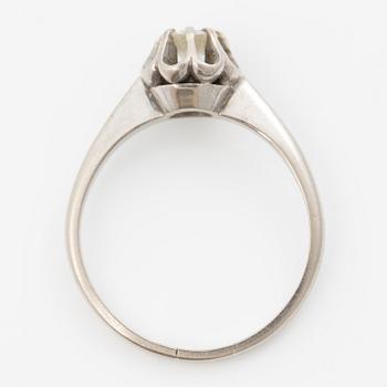 18K white gold ring with a brilliant-cut diamond.