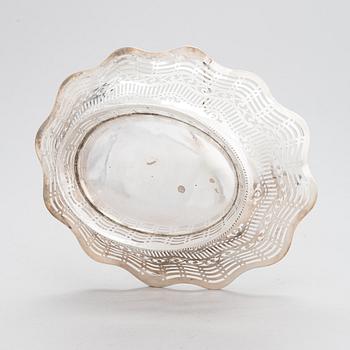 A George III sterling silver breadbasket, maker's mark of William Plummer, London 1777.