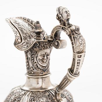 Vinkanna och bägare, sterlingsilver, Alfred Ivory, London 1864 resp. James Dixon & Sons Ltd, Sheffield 1895.