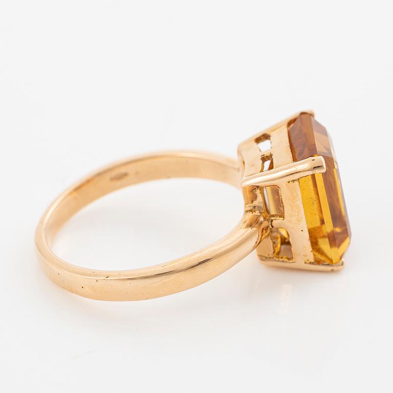 18K gold ring with a faceted citrine.