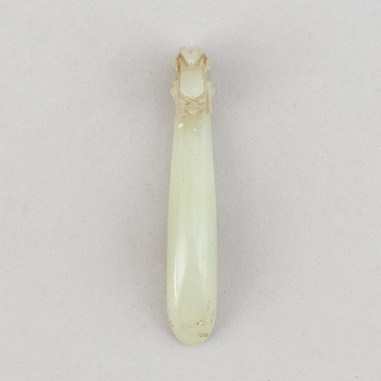 Bältespänne samt skulpturer, 2 st, nefrit. Kina, tidigt 1900-tal.