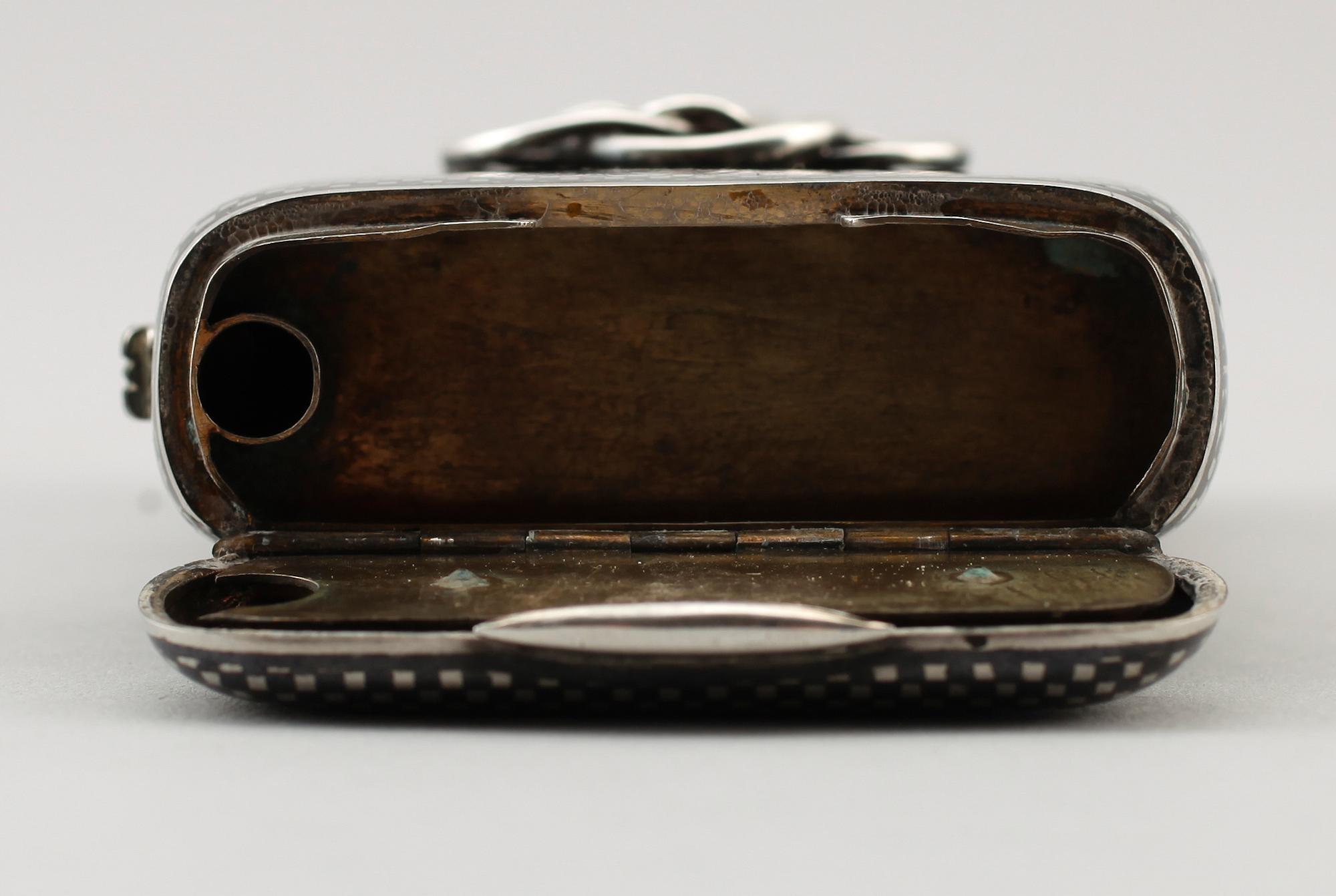 CIGARETTETUI, silver, 1900-talets första hälft. Vikt ca 127 g.