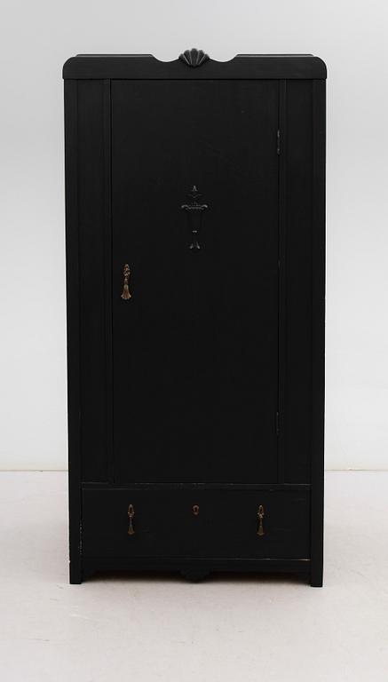 KLÄDSKÅP, 1900-talets första hälft.