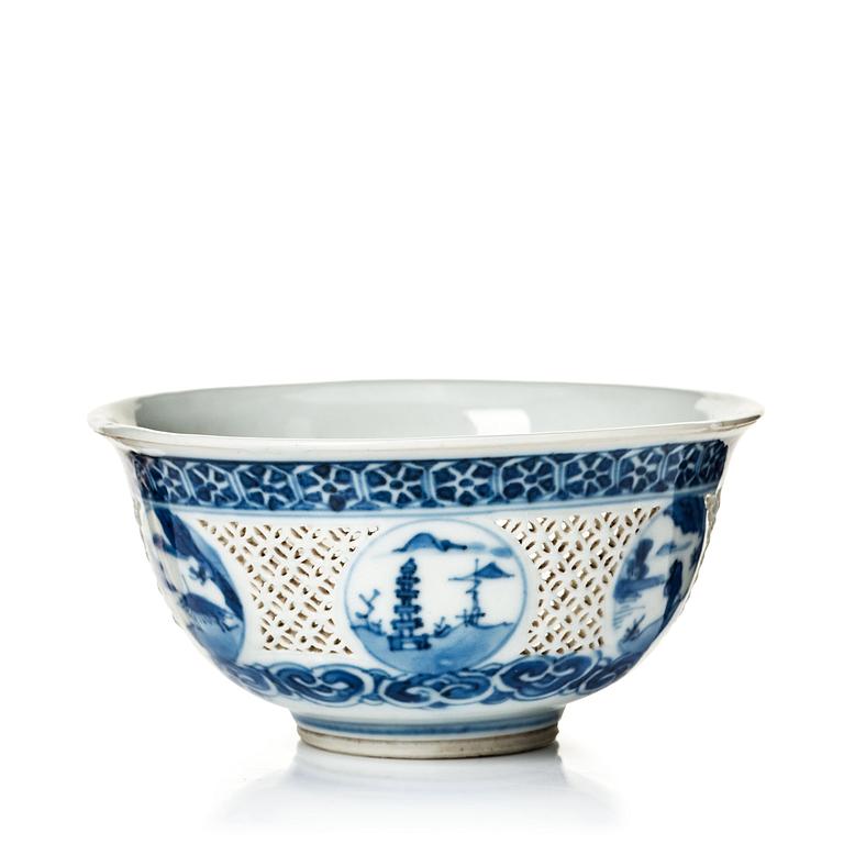 A blue and white bowl, Qing dynasty, Kangxi (1662-1722).