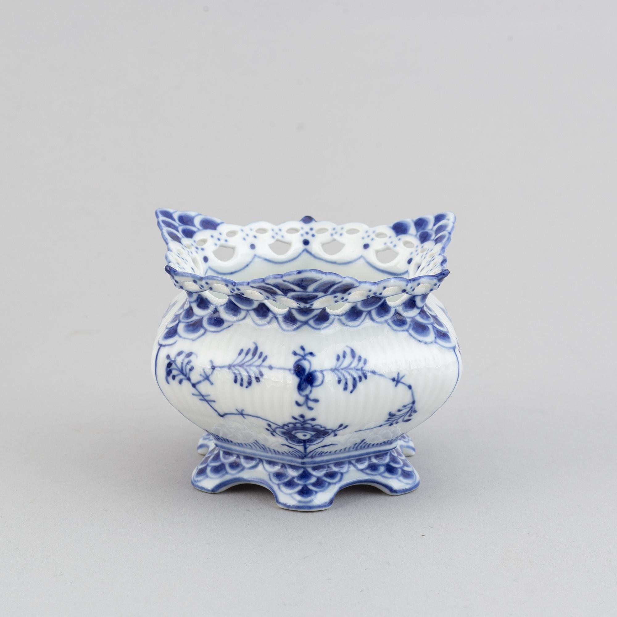 Royal Copenhagen, a porcelaine part coffee service, 'Musselmalet'. (21 pieces).