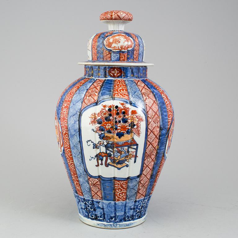A JAPANESE JAR AND COVER, Imari, first half of the 20th century.