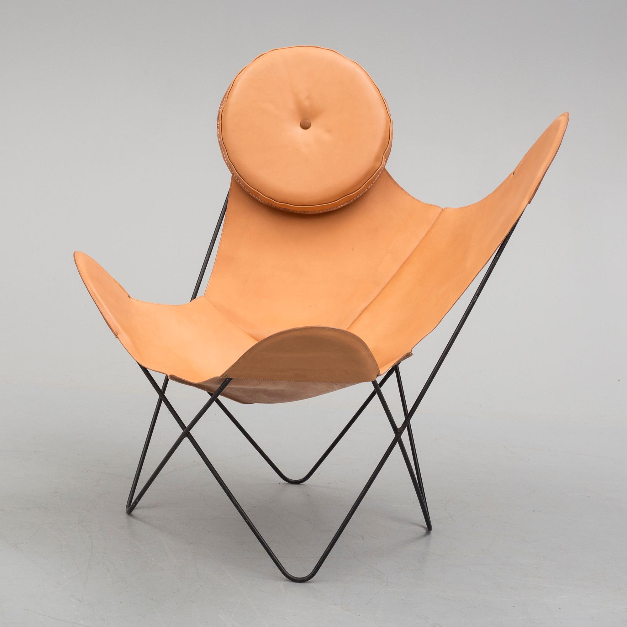 FÅTÖLJ, s.k. "Fladdermusfåtölj", 1900-talets andra hälft.