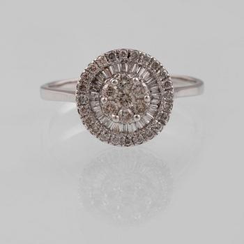 RING, 18K vitguld med briljant och baguettslipade diamanter ca 0.48 ct. Vikt 1,9 gram.