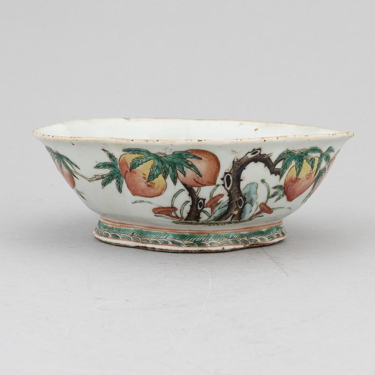 A Chinese porcelain 'peach bowl', late Qing dynasty, around the year 1900.