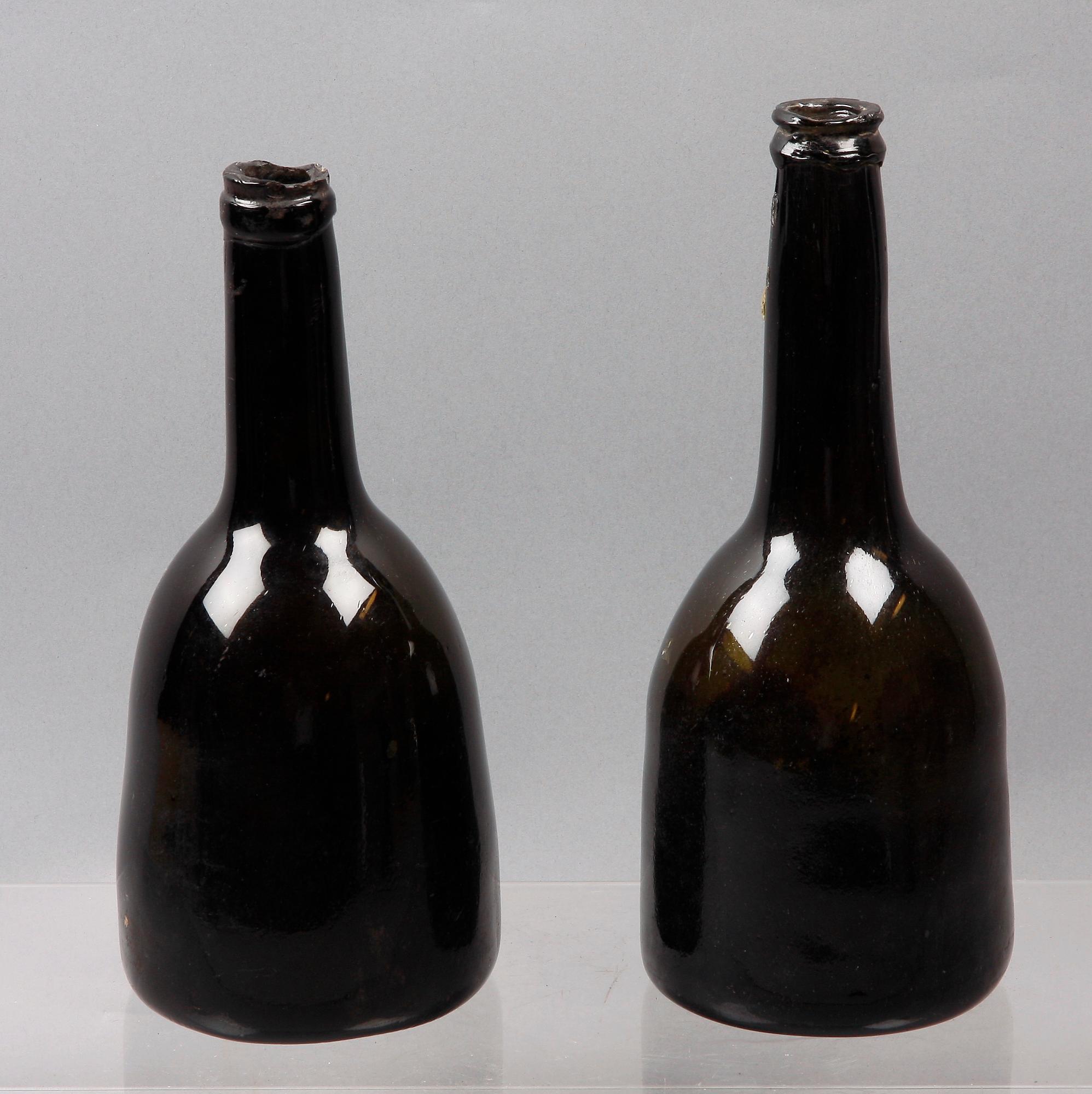 FLASKOR, 2 st, glas, 1800-tal.