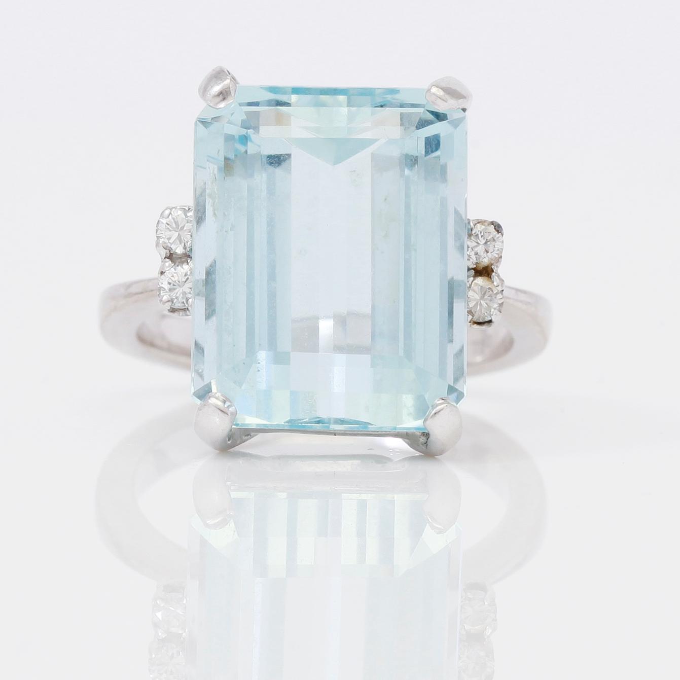RING, akvamarin ca 8,00 ct, 4 briljantslipade diamanter.