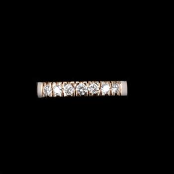 RING, 18k guld med 7 briljantslipade diamanter tot ca0,28ct. Vikt 2,6g.