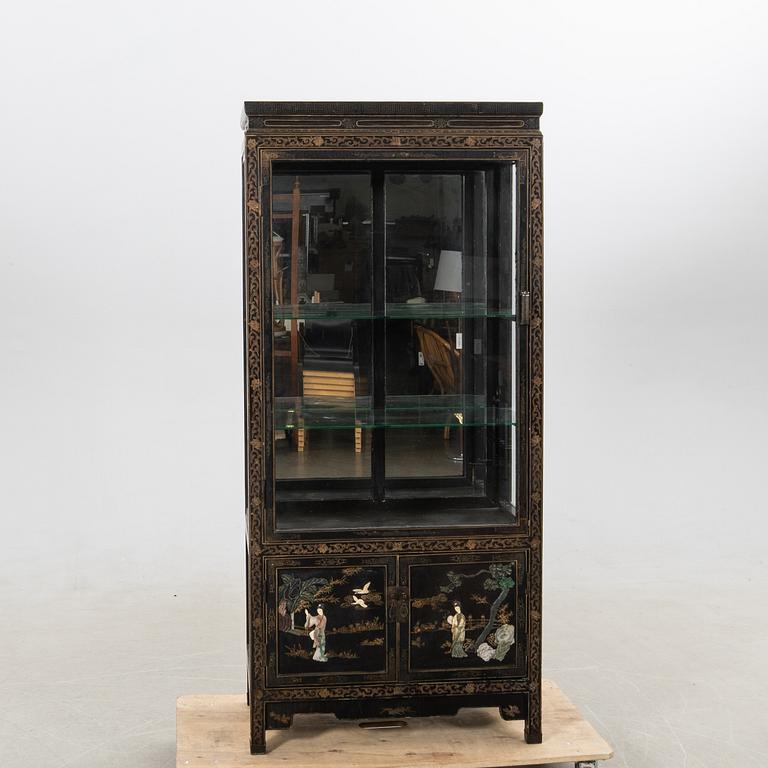 Display cabinet, China, 20th century.