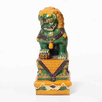 Fohundar, ett par, porslin, Kina, 1900-talets andra hälft.