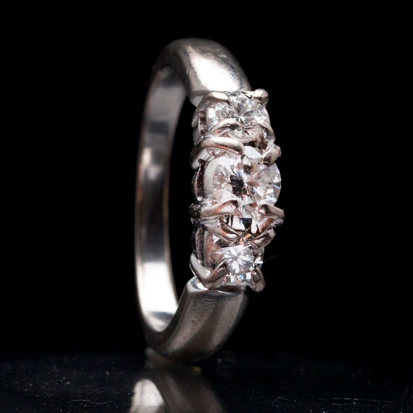RING, vitguld 14K, 3 briljantslipade diamanter, tot. ca 0,30 ct. Kultaseppä J. Toivola Ingå 1981. Vikt 4,8 g.