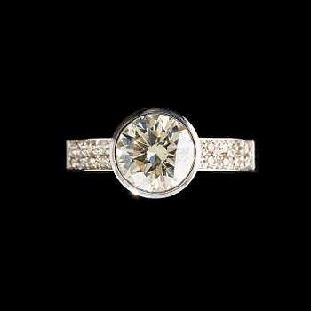 RING, 14k vitguld med briljantslipad diamant, ca 2 ct.   Pavéfattade diamanter på ringskena, totalt 0.20 ct.