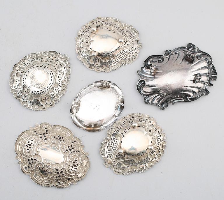 NÅLFAT, 5 st, silver, engelska och svenska stämplar, 1800/1900-tal. Vikt ca 139 g.