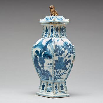 VAS med LOCK, porslin. Qingdynastin, Kangxi (1662-1722).