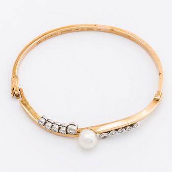ELON ARENHILL ARMRING 18k guld m 1 odlad pärla ca 7 mm och 10 briljanter ca 0,70 ct totalt.
